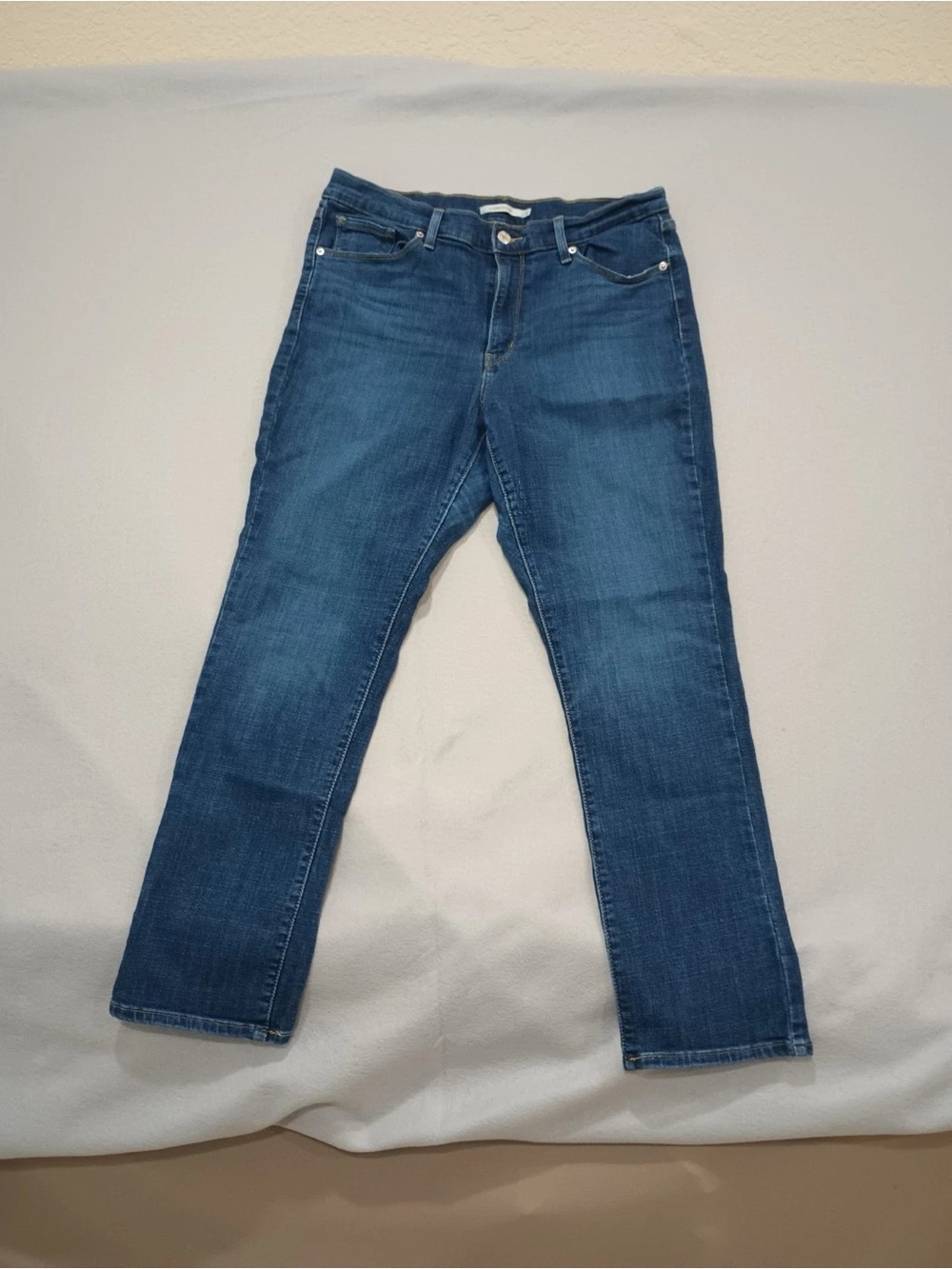 Levi's Women's Straight Leg Jeans in Medium Blue Wash
